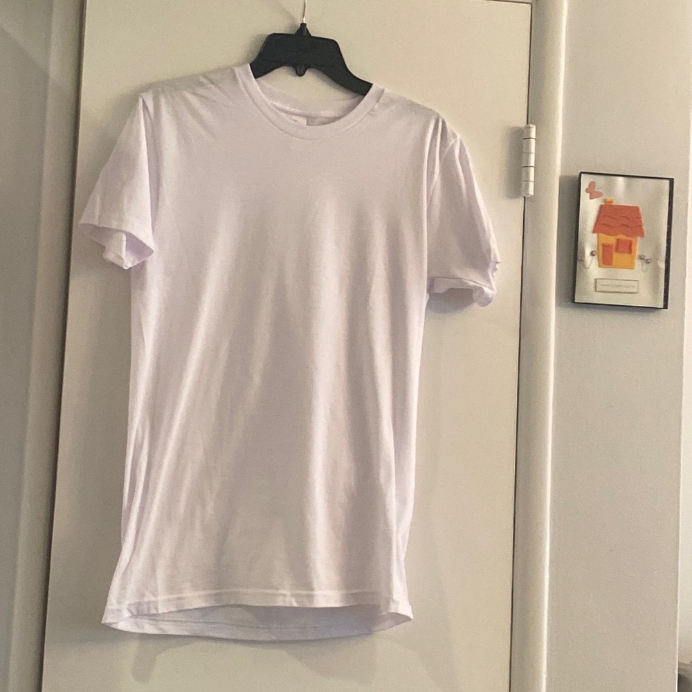 Soft cotton crew neck basic white t-shirt.